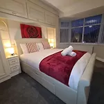 Stunning Holiday Home. Free Parking.