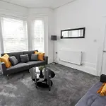 Spacious Comfortable House Close To Etihad+Parking