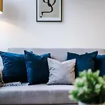 Sky Gardens - Contemporary Duplex Apartment