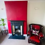 3 Bedroom Property In Prestwich 15 Mins From Manchester City Centre Garden Free Parking Superfast Wifi Netflix