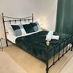 Entire 2 Bedroom House With Parking City View