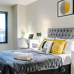 Spacious 2 Bedroom Flat With Balcony & River Views