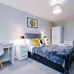 Spacious 2 Bedroom Flat With Balcony & River Views