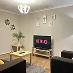 Entire Manchester House - 2 Bedroom With Free Parking