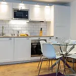Pillo Rooms Serviced Apartments - Salford