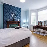 3 Bed Property, Upto 8 Guests Near City Centre