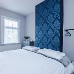 3 Bed Property, Upto 8 Guests Near City Centre
