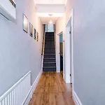 3 Bed Property, Upto 8 Guests Near City Centre