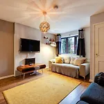 Centrally Located Elegant 2 Bed House In Chorlton