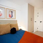 Luxury New Built Split-Level Flat With Rooftop Gardens Access