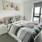 Manchester Escape - Private Room & Bathroom Near Etihad And Coop Arena - Free Secure Parking