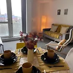 Luxury 2 Bed Apartment With City Skyline Views.