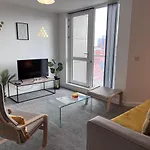 Luxury 2 Bed Apartment With City Skyline Views.