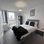 Luxury 2 Bed Apartment With City Skyline Views.