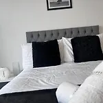 Luxury 2 Bed Apartment With City Skyline Views.