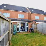 Family Friendly Home With Parking & Garden