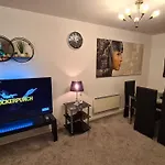 Luxury 2 Bed Apt With Free Wi-Fi & Parking