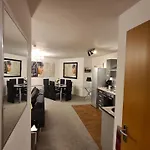 Luxury 2 Bed Apt With Free Wi-Fi & Parking