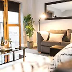2 Bedroom Sleeps 6 City Centre