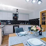 Stylish 4 Bedroom Home Close To Manchester City Centre
