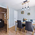 Stylish 4 Bedroom Home Close To Manchester City Centre
