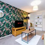 Chic 2 Bed House With Garden & Free Parking