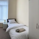 Rooms 7 Minutes From Etihad