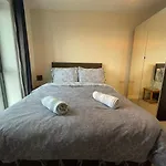 Balcony Marina Apartment With City Skyline Views - Free Secure Parking