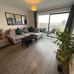 Balcony Marina Apartment With City Skyline Views - Free Secure Parking
