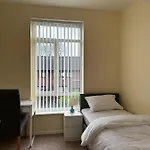 Rooms 7 Minutes From Etihad