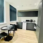 Fully Equipped One Bedroom Apartment Near Old Trafford Stadium!