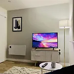 Fully Equipped One Bedroom Apartment Near Old Trafford Stadium!