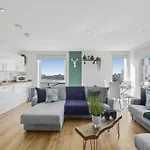 Stunning 3-Bedroom Flat With Parking