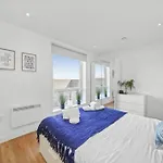 Stunning 3-Bedroom Flat With Parking