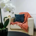Stylish & Modern 2 Bed Close To Salford Quays