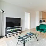 2 Bedroom Luxurious Apartment In The Manchester City.