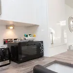 Family Friendly Home With Parking & Garden