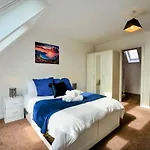 Family Friendly Home With Parking & Garden