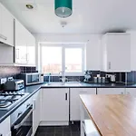 Spacious 5 Bedroom Home Hosted By Mcr Dens
