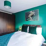 Spacious 5 Bedroom Home Hosted By Mcr Dens
