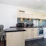 Lovely 2 Bedroom Flat With Balcony Near City Centre
