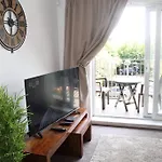 Lovely 2 Bedroom Flat With Balcony Near City Centre