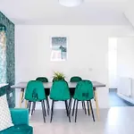 Spacious 5 Bedroom Home Hosted By Mcr Dens