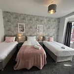 Large Five Bedroom Home With Parking, Sleeps 11!