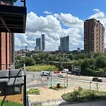 Modern And Spacious City Centre Apartment