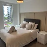 Modern And Spacious City Centre Apartment