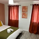 Spacious & Cosy Stay Near Manchester City Centre - Free Driveway Parking