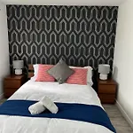 Spacious & Cosy Stay Near Manchester City Centre - Free Driveway Parking