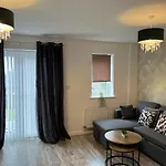 Spacious & Cosy Stay Near Manchester City Centre - Free Driveway Parking