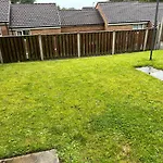 Spacious & Cosy Stay Near Manchester City Centre - Free Driveway Parking